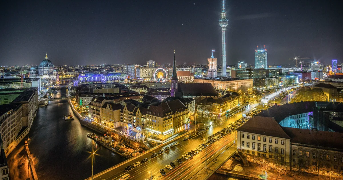 Berlin skyline at night with TV tower, symbolic image for the legal framework for escorts in Berlin