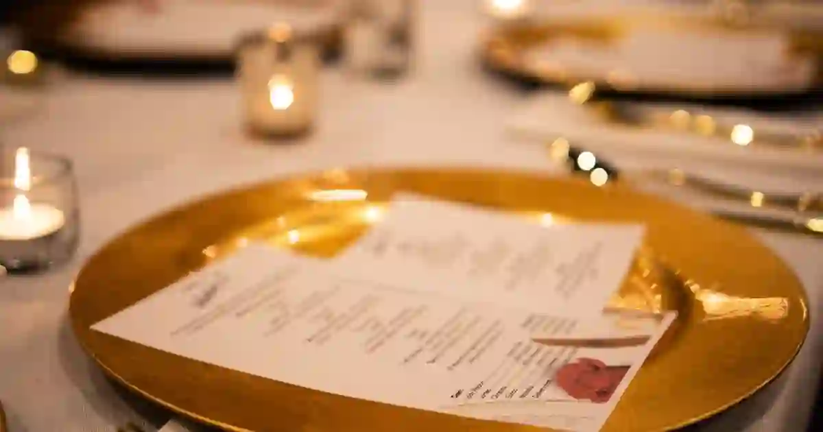 Elegantly set table with candlelight, symbolic image for gala dinners in Berlin